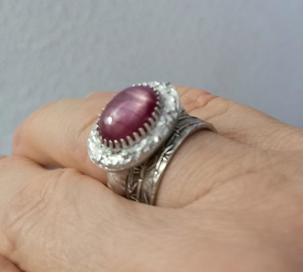 Inel unicat din argint fin, model vintage, cu un cabochon oval de rubin stelat