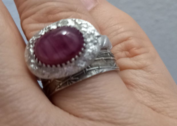 Inel unicat din argint fin, model vintage, cu un cabochon oval de rubin stelat