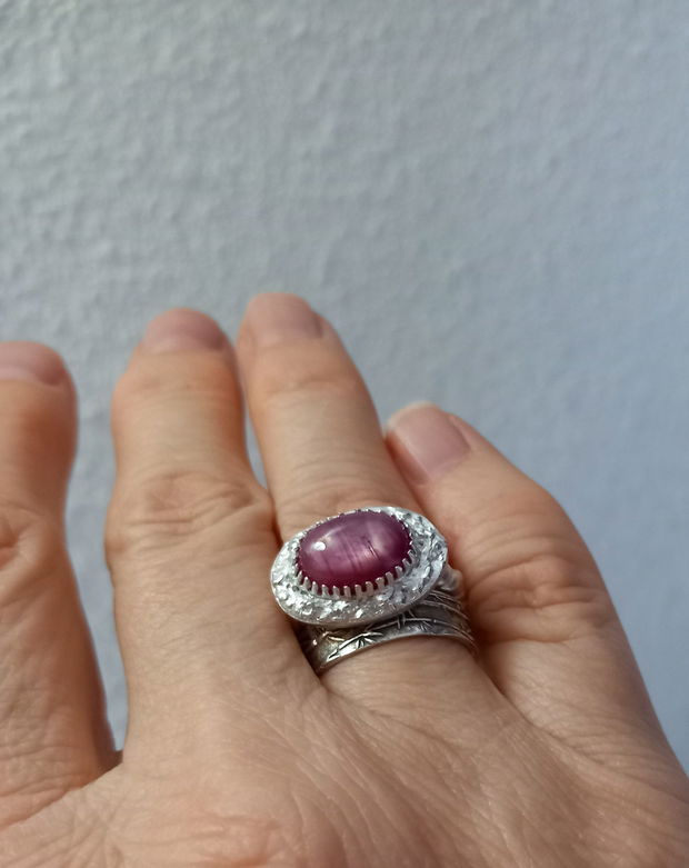 Inel unicat din argint fin, model vintage, cu un cabochon oval de rubin stelat