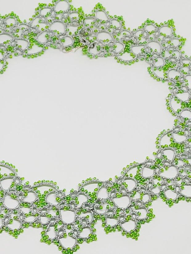 Colier argintiu cu verde din dantela frivolite, colier dantela argintie