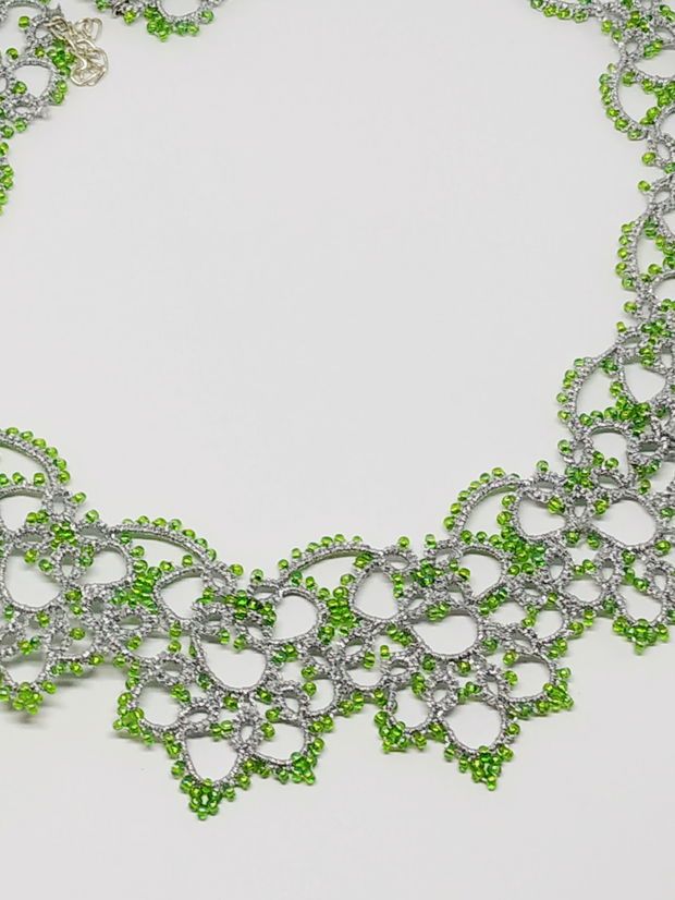 Colier argintiu cu verde din dantela frivolite, colier dantela argintie