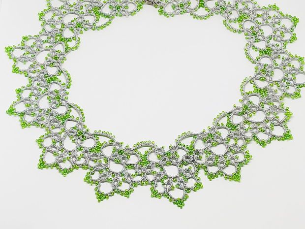 Colier argintiu cu verde din dantela frivolite, colier dantela argintie