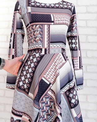 Rochie Clos Print Geometric Gri, Negru si Roz Prafuit (masura S in stoc)