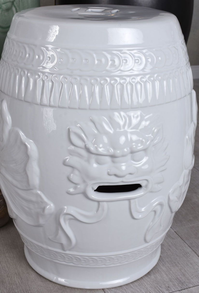 Scaun ceramica asiatica alba cu dragoni