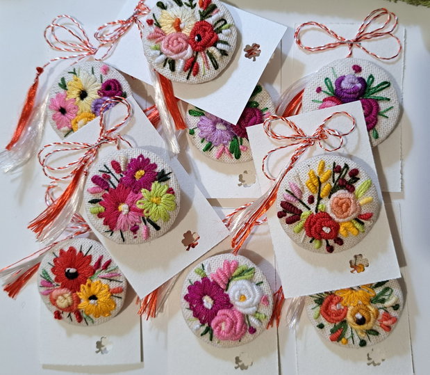 Brosa martisor broderie- buchet de flori