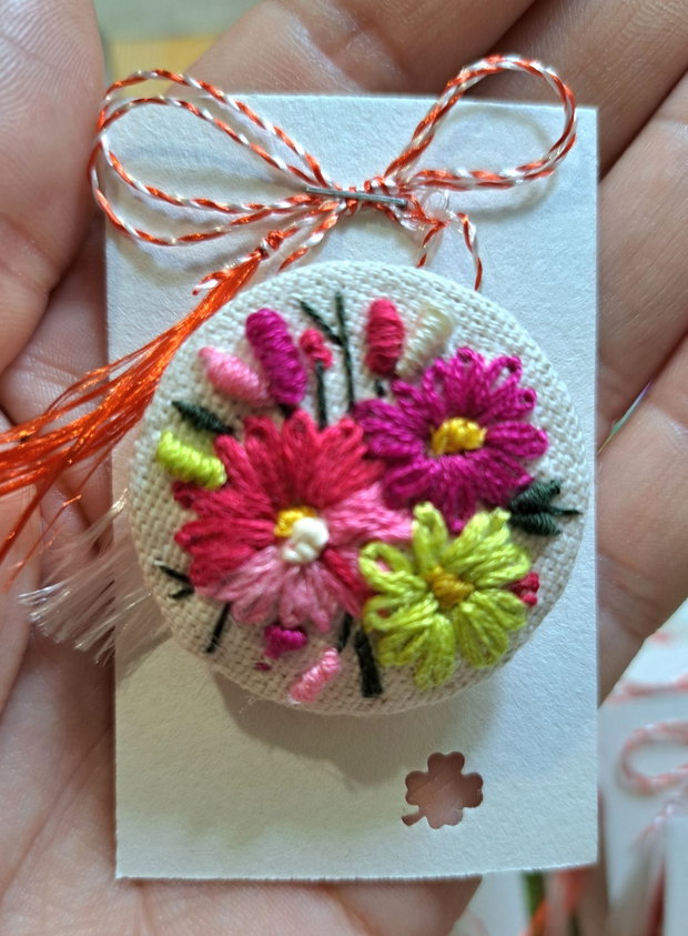 Brosa martisor broderie- buchet de flori