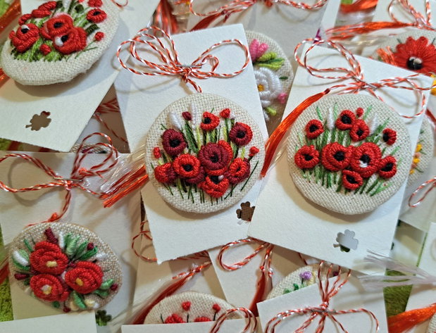 Brosa martisor -brderie camp cu maci