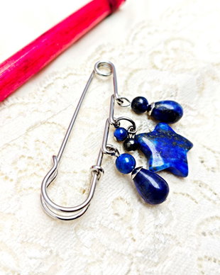 Brosa cu steluta si lapis lazuli