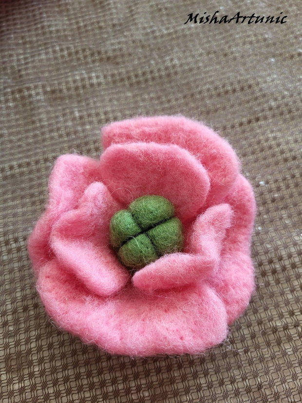 Brosa floare impaslita
