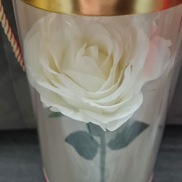 Trandafir in cutie eleganta