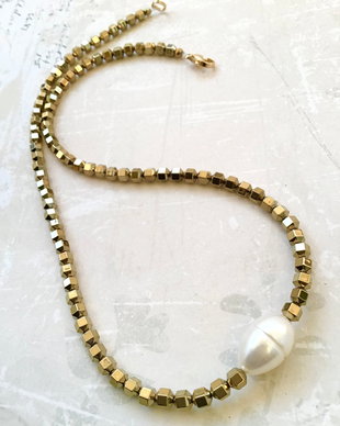 Colier CHOKER hematite aurii & perla baroc alba