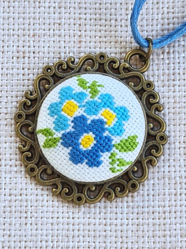 Pandantiv cusut manual floricele bleu