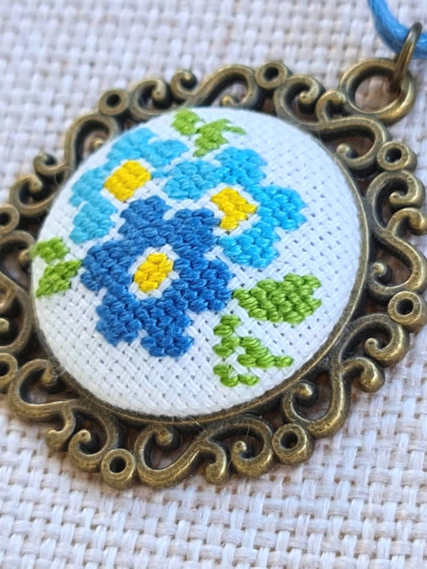 Pandantiv cusut manual floricele bleu