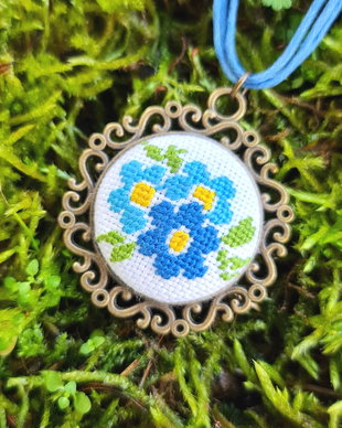Pandantiv cusut manual floricele bleu