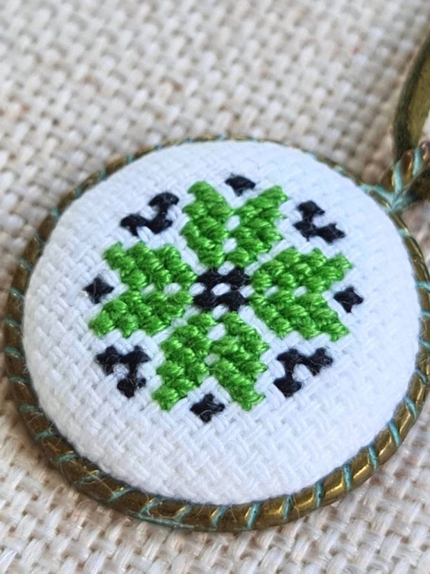 Pandantiv cusut manual cu motiv traditional verde