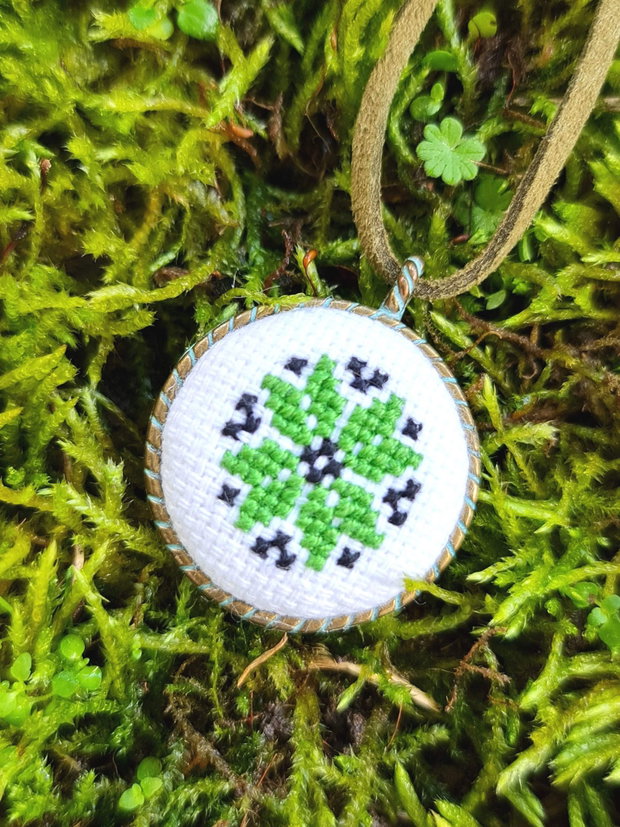 Pandantiv cusut manual cu motiv traditional verde