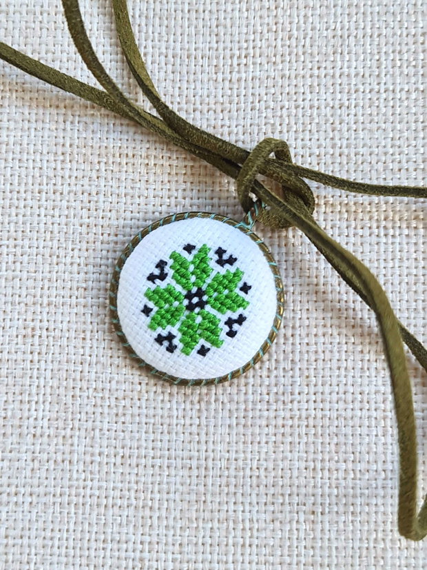 Pandantiv cusut manual cu motiv traditional verde