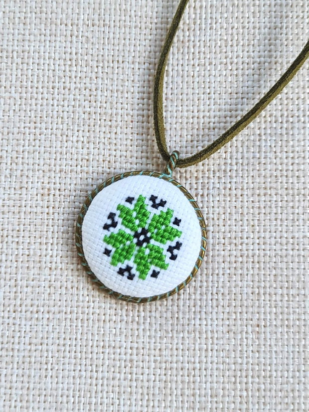 Pandantiv cusut manual cu motiv traditional verde