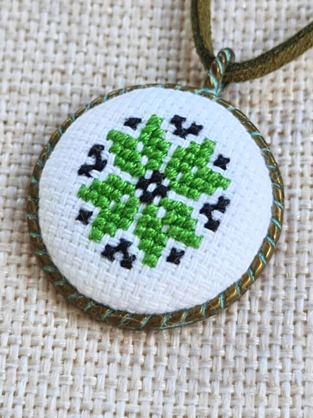 Pandantiv cusut manual cu motiv traditional verde