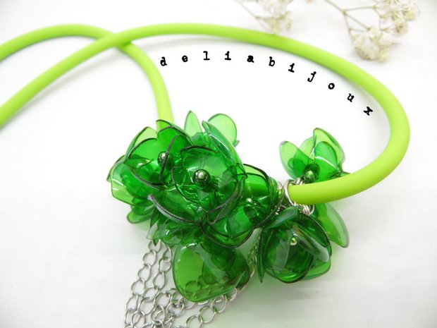 Colier statement handmade unicat - PET-uri (plastic) reciclate - flori (cod1170)