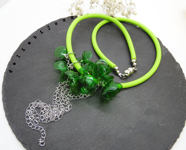 Colier statement handmade unicat - PET-uri (plastic) reciclate - flori (cod1170)