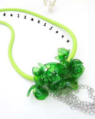 Colier statement handmade unicat - PET-uri (plastic) reciclate - flori (cod1170)