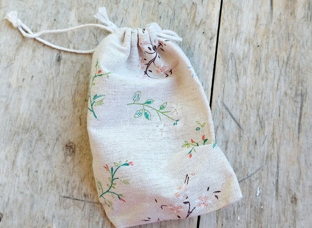 Saculet bumbac, crengute si flori - 18x13 cm