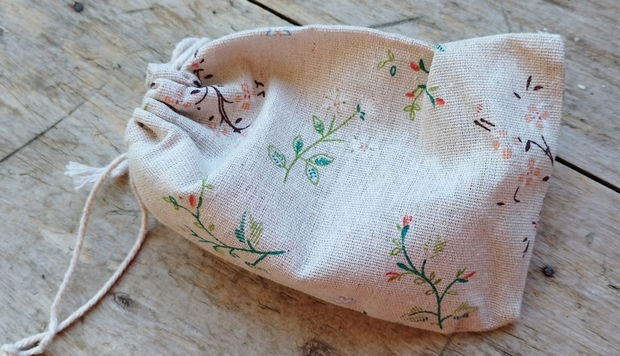 Saculet bumbac, crengute si flori - 18x13 cm