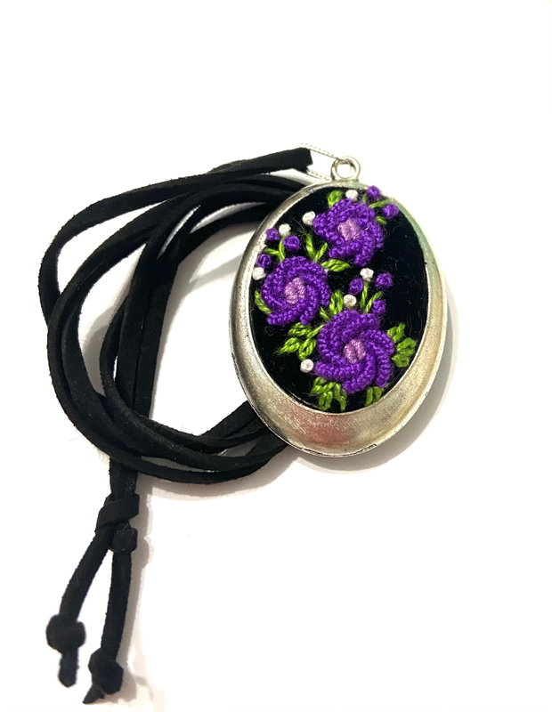 Colier brodat manual- motive florale