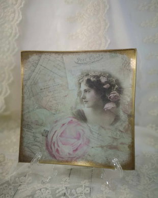 Farfurie din sticla, decorata manual cu imagine vintage