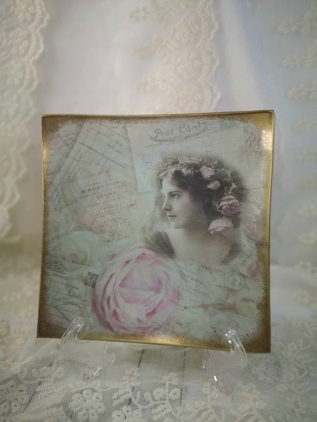Farfurie din sticla, decorata manual cu imagine vintage