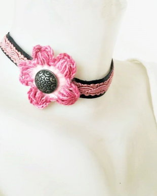 chocker piele neagra cu floare crosetata roz