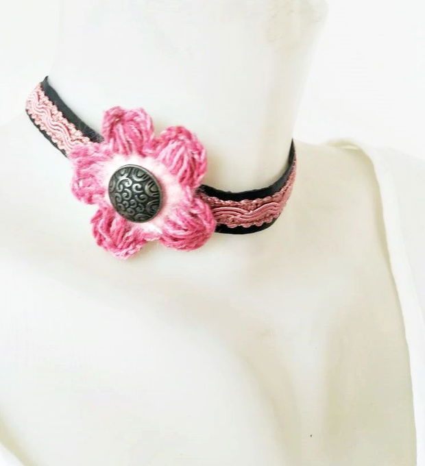 chocker piele neagra cu floare crosetata roz