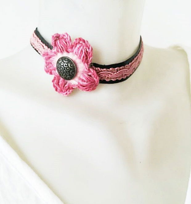 chocker piele neagra cu floare crosetata roz