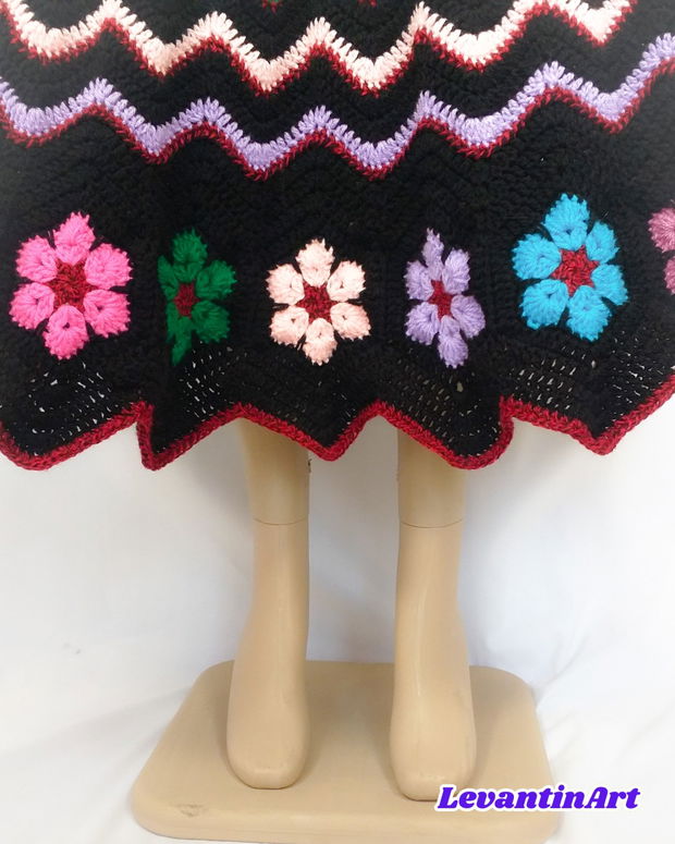 Fusta groasa pentru sezonul rece, cu flori multicolore si model in zig zag. Fusta lunga de iarna lucrata manual. Fusta neagra larga. LA COMANDA