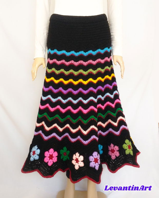 Fusta groasa pentru sezonul rece, cu flori multicolore si model in zig zag. Fusta lunga de iarna lucrata manual. Fusta neagra larga. LA COMANDA