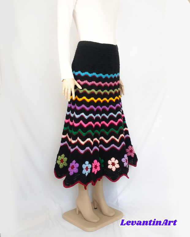 Fusta groasa pentru sezonul rece, cu flori multicolore si model in zig zag. Fusta lunga de iarna lucrata manual. Fusta neagra larga. LA COMANDA
