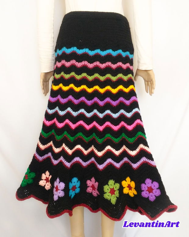 Fusta groasa pentru sezonul rece, cu flori multicolore si model in zig zag. Fusta lunga de iarna lucrata manual. Fusta neagra larga. LA COMANDA