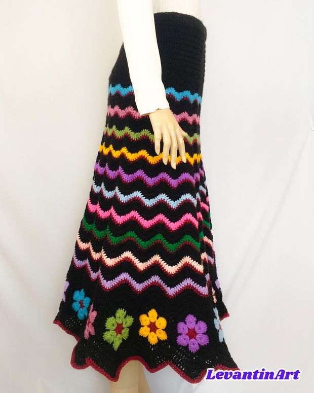 Fusta groasa pentru sezonul rece, cu flori multicolore si model in zig zag. Fusta lunga de iarna lucrata manual. Fusta neagra larga. LA COMANDA