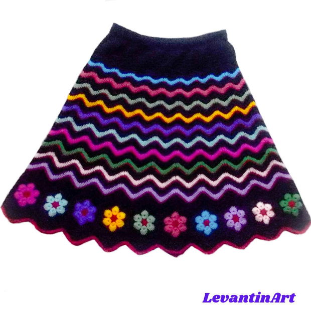 Fusta groasa pentru sezonul rece, cu flori multicolore si model in zig zag. Fusta lunga de iarna lucrata manual. Fusta neagra larga. LA COMANDA