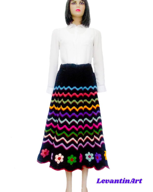 Fusta groasa pentru sezonul rece, cu flori multicolore si model in zig zag. Fusta lunga de iarna lucrata manual. Fusta neagra larga. LA COMANDA
