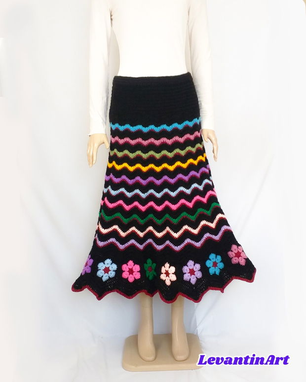 Fusta groasa pentru sezonul rece, cu flori multicolore si model in zig zag. Fusta lunga de iarna lucrata manual. Fusta neagra larga. LA COMANDA