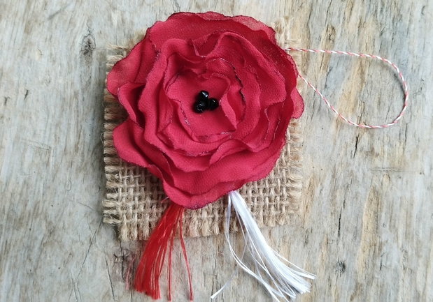 Martisor - brosa floare organza pe iuta