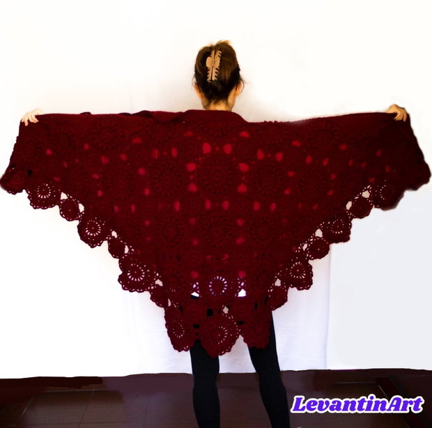 Pelerina bordo de dama, eleganta. Poncho crosetat descheiat. Cardigan triunghiular handmade