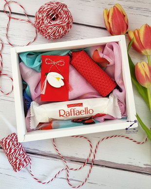 Set cadou Martisor: esarfa eleganta, martisor pictat manual, bomboane Raffaello si lumanare din ceara naturala de albine