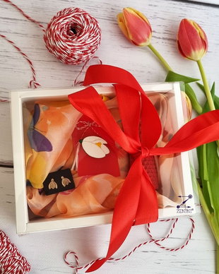 Set cadou Martisor: esarfa eleganta, cercei din bronz, martisor si lumanare din ceara naturala de albine