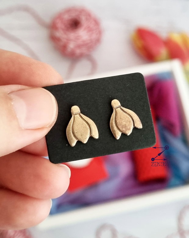 Set cadou Martisor: esarfa eleganta, cercei din bronz, martisor si lumanare din ceara naturala de albine