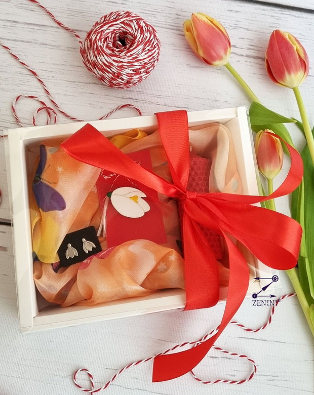 Set cadou Martisor: esarfa eleganta, cercei din argint, martisor si lumanare din ceara naturala de albine