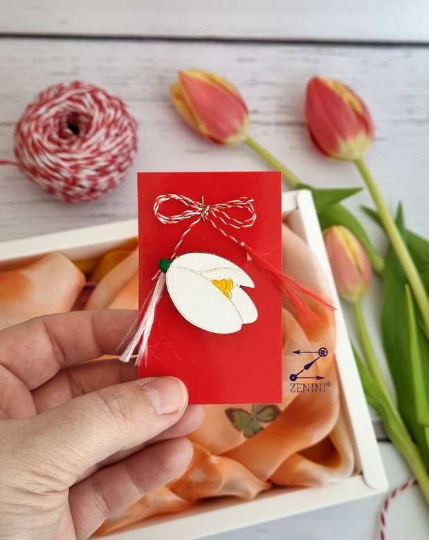 Set cadou Martisor: esarfa eleganta, cercei din argint, martisor si lumanare din ceara naturala de albine