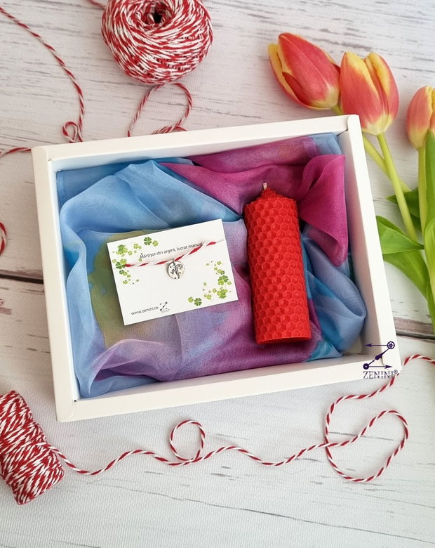Set cadou 8 Martie: esarfa eleganta, martisor din argint si lumanare din ceara naturala de albine
